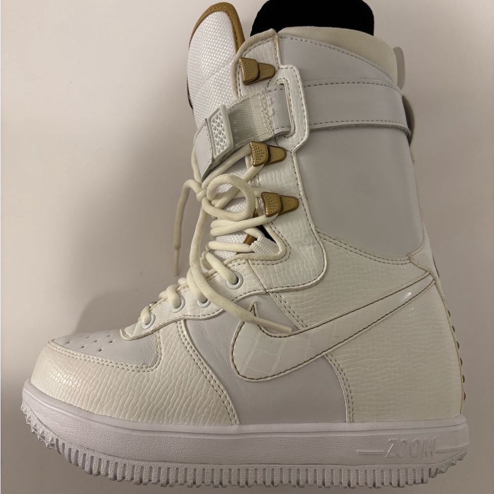 Nike Women's White and Tan Winter Boots